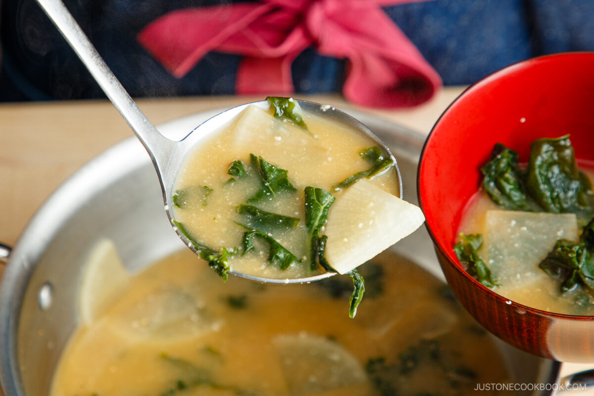 Serve the Kale and Daikon Miso Soup to a miso soup bowl.