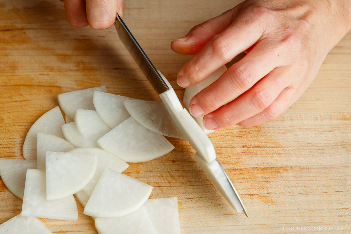 Thinly slice the daikon quarters.