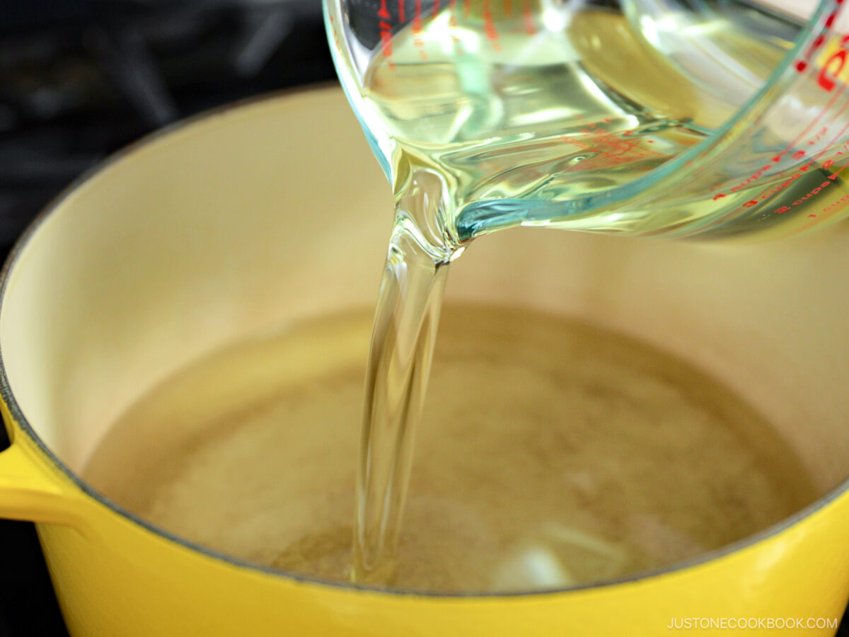 Add the oil in the large pot.