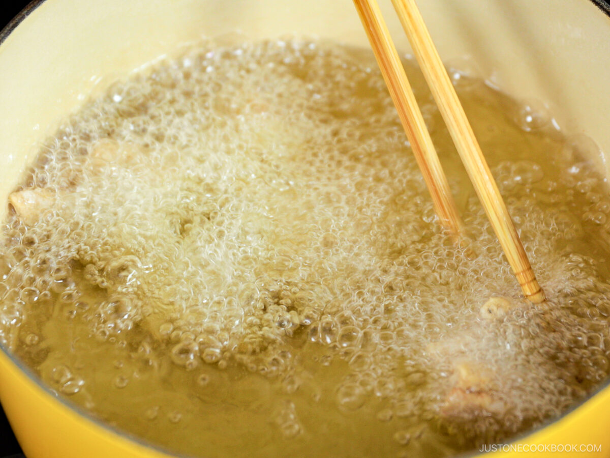 Deep fry chicken in the oil.