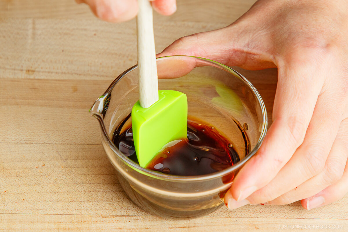 Combine the seasonings in the glass bowl.