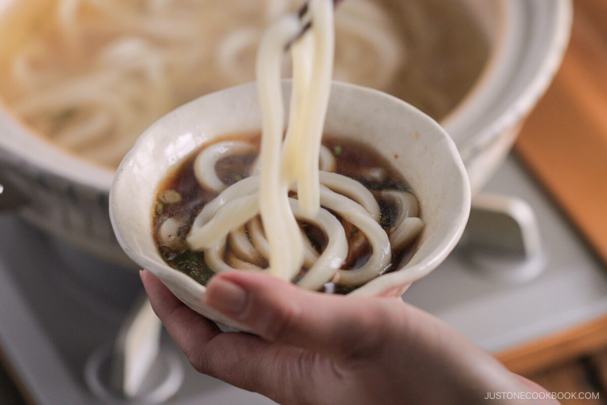 Dip the udon noodles in the ponzu sauce.
