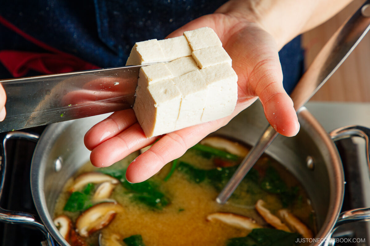 Cut the tofu into squares on the palm and put into the soup.