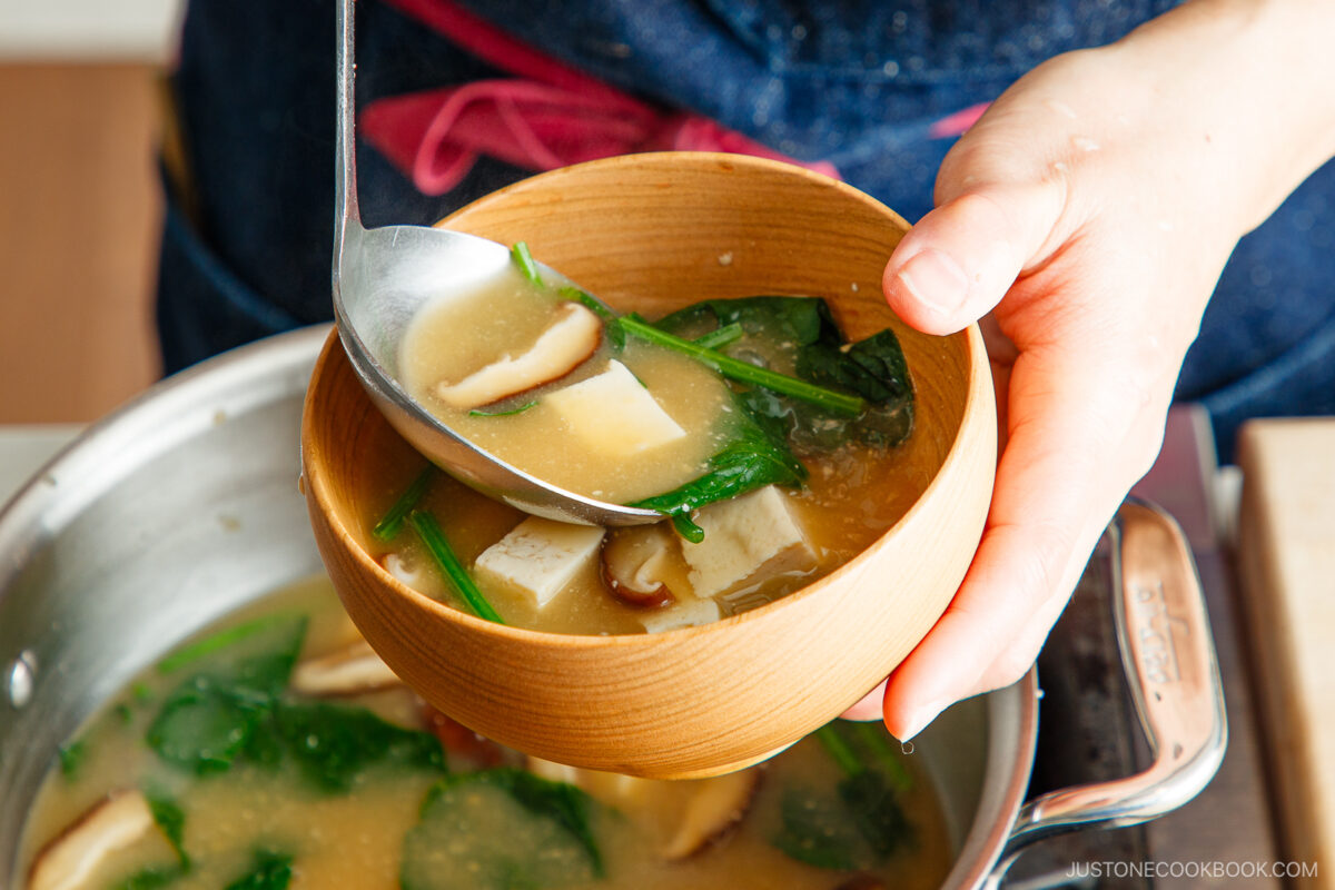 Serve the Spinach and Mushroom Miso Soup into the miso soup bowl.