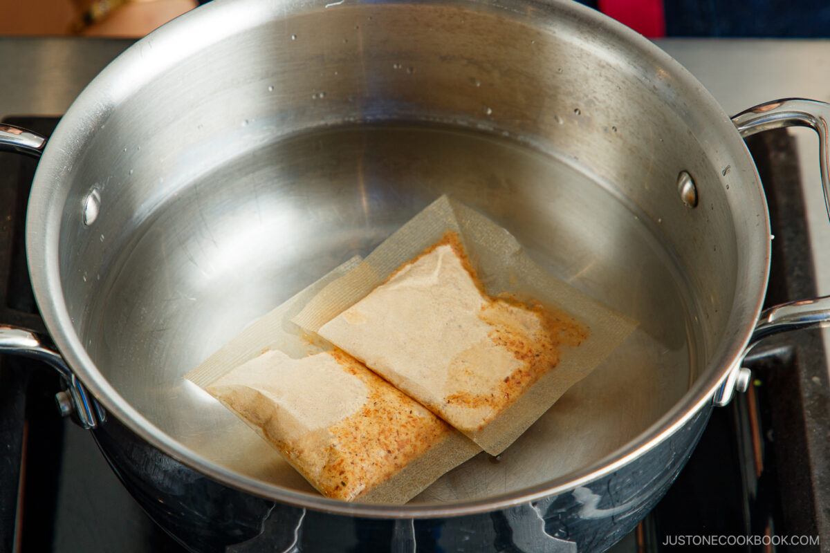 Add the dashi packets to the water in the pot.