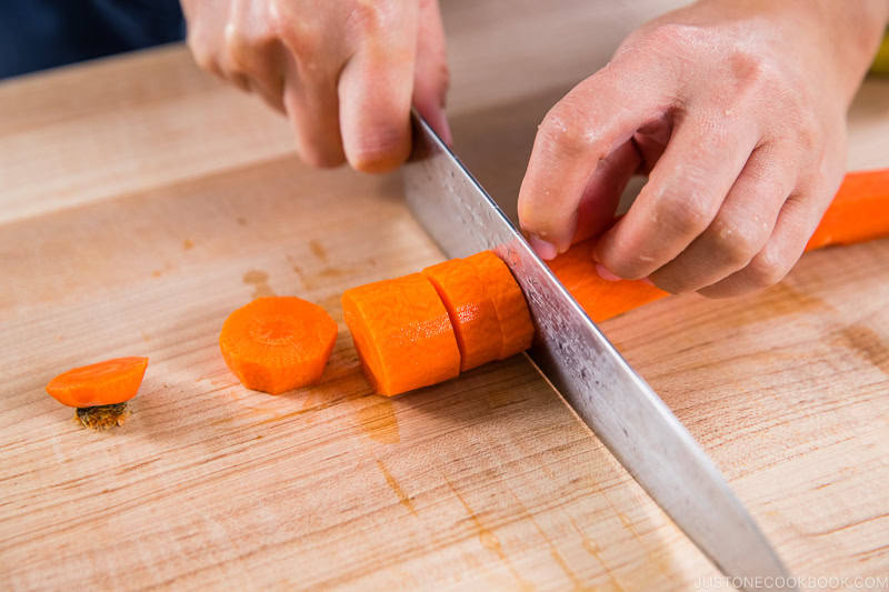 Cut the carrot into small pieces.