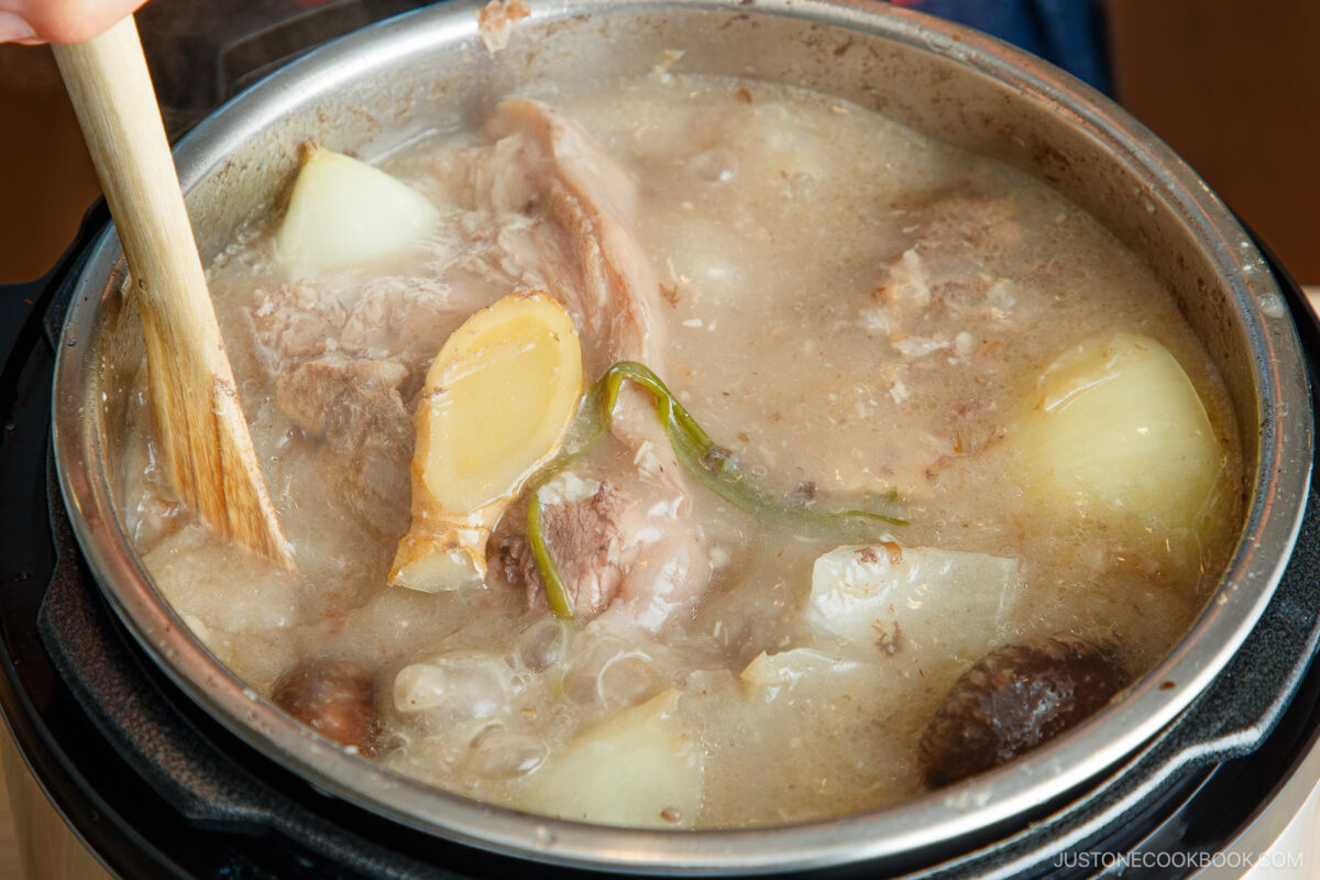 Boil vigorously to emulsify the broth on high heat.