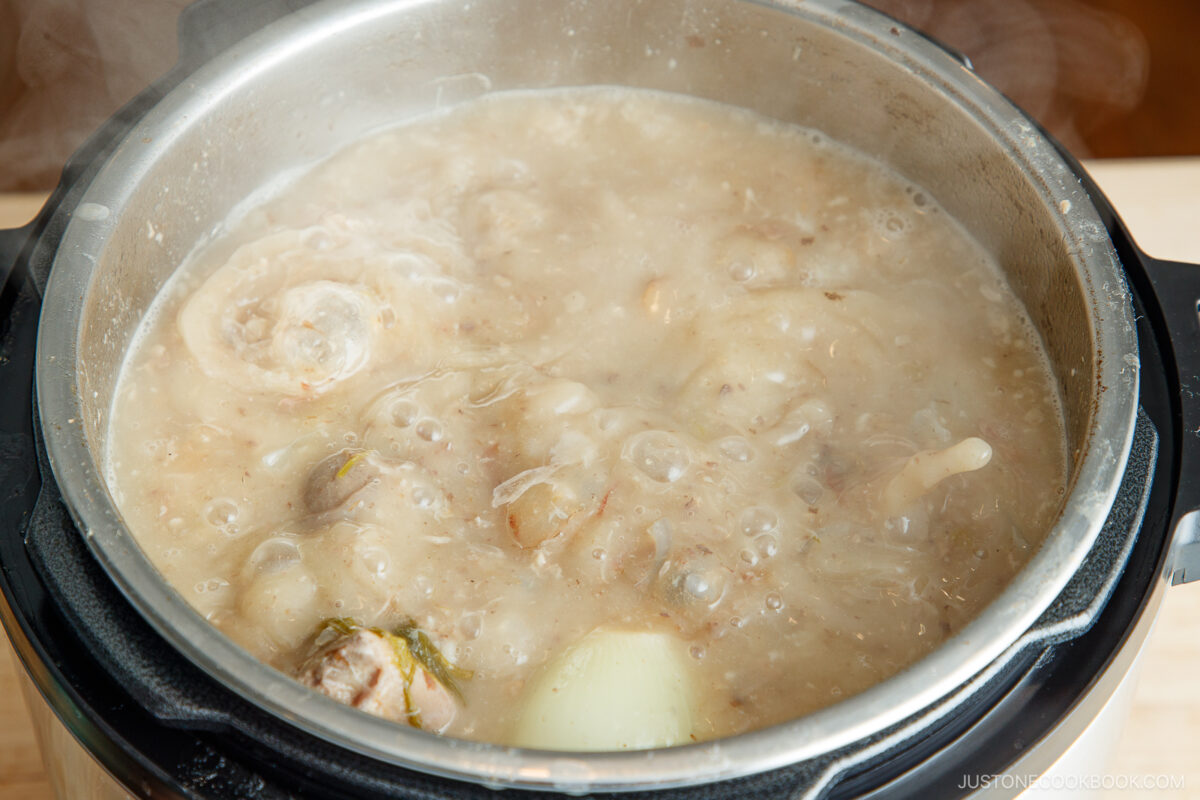 Boil vigorously to emulsify the broth on high heat.