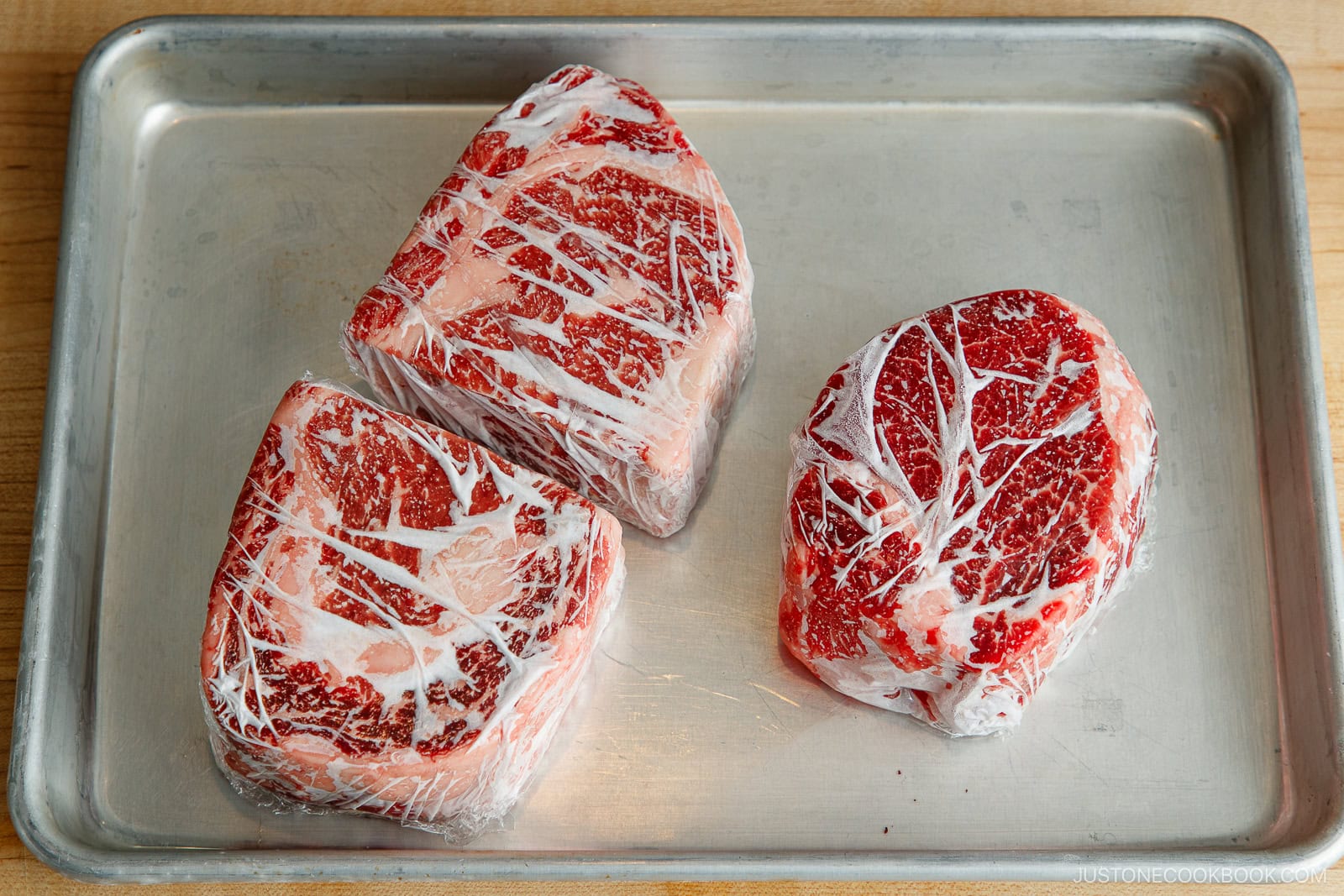 Freeze the meat on the metal tray.