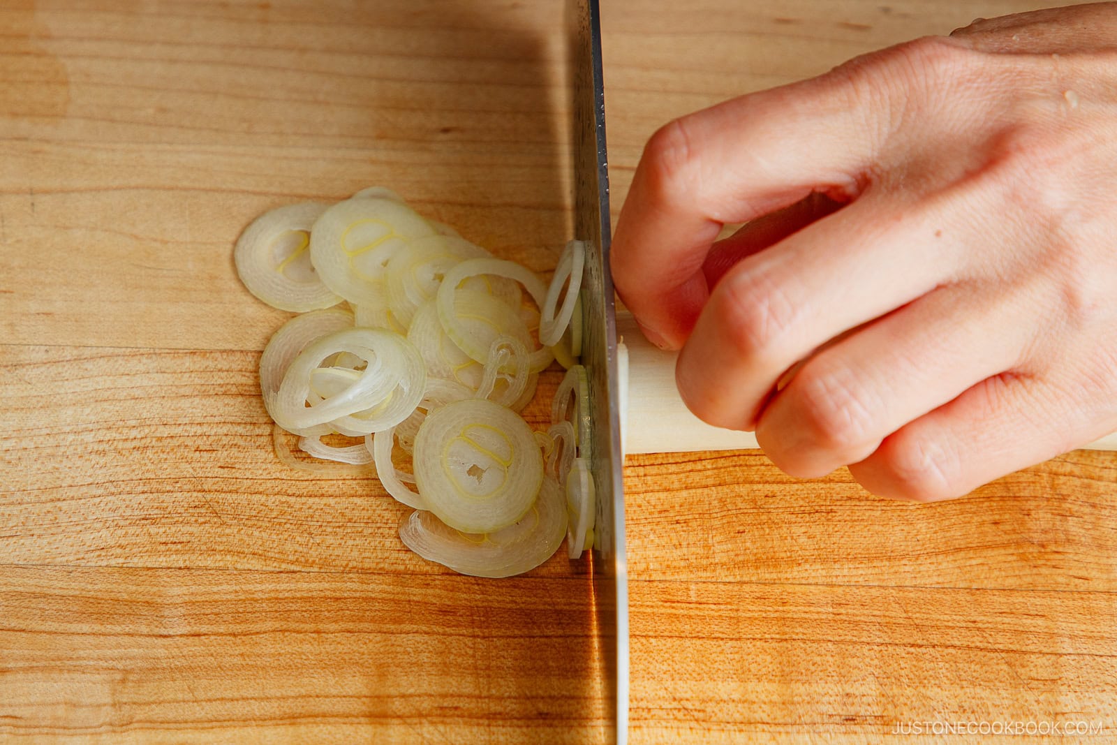 Thinly slicing Tokyo negi.