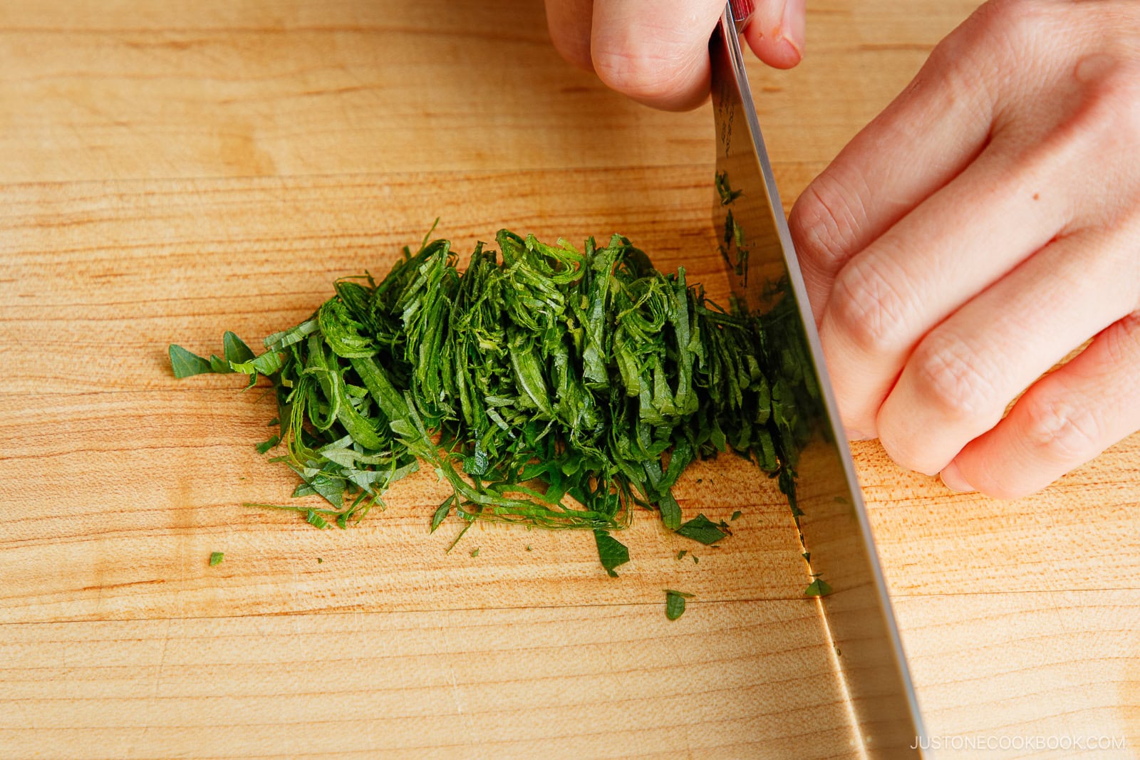 Japanese Cutting Techniques: Chiffonade