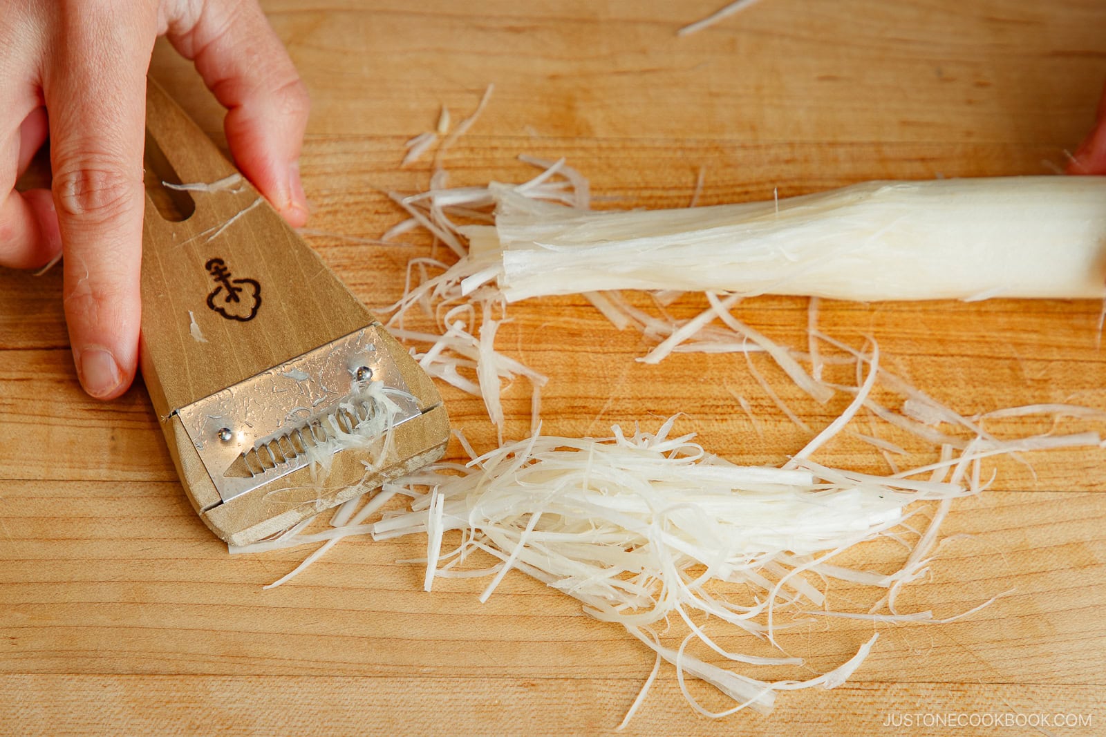Japanese Cutting Techniques: Shiraganegi Peeler
