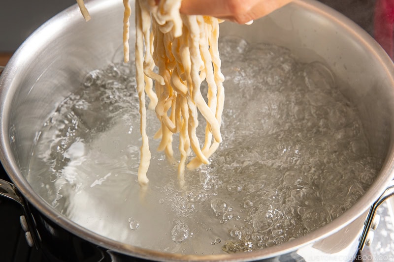 Cooking fresh udon noodles