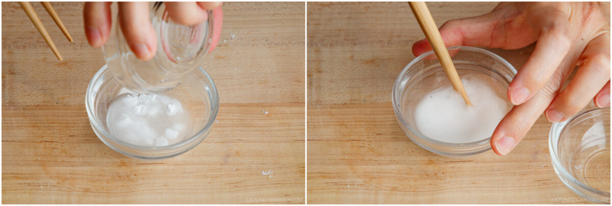 Two photos side by side: on the left, a hand pours water from a small glass into a bowl with white powder; on the right, a hand stirs the mixture with chopsticks on a wooden surface.