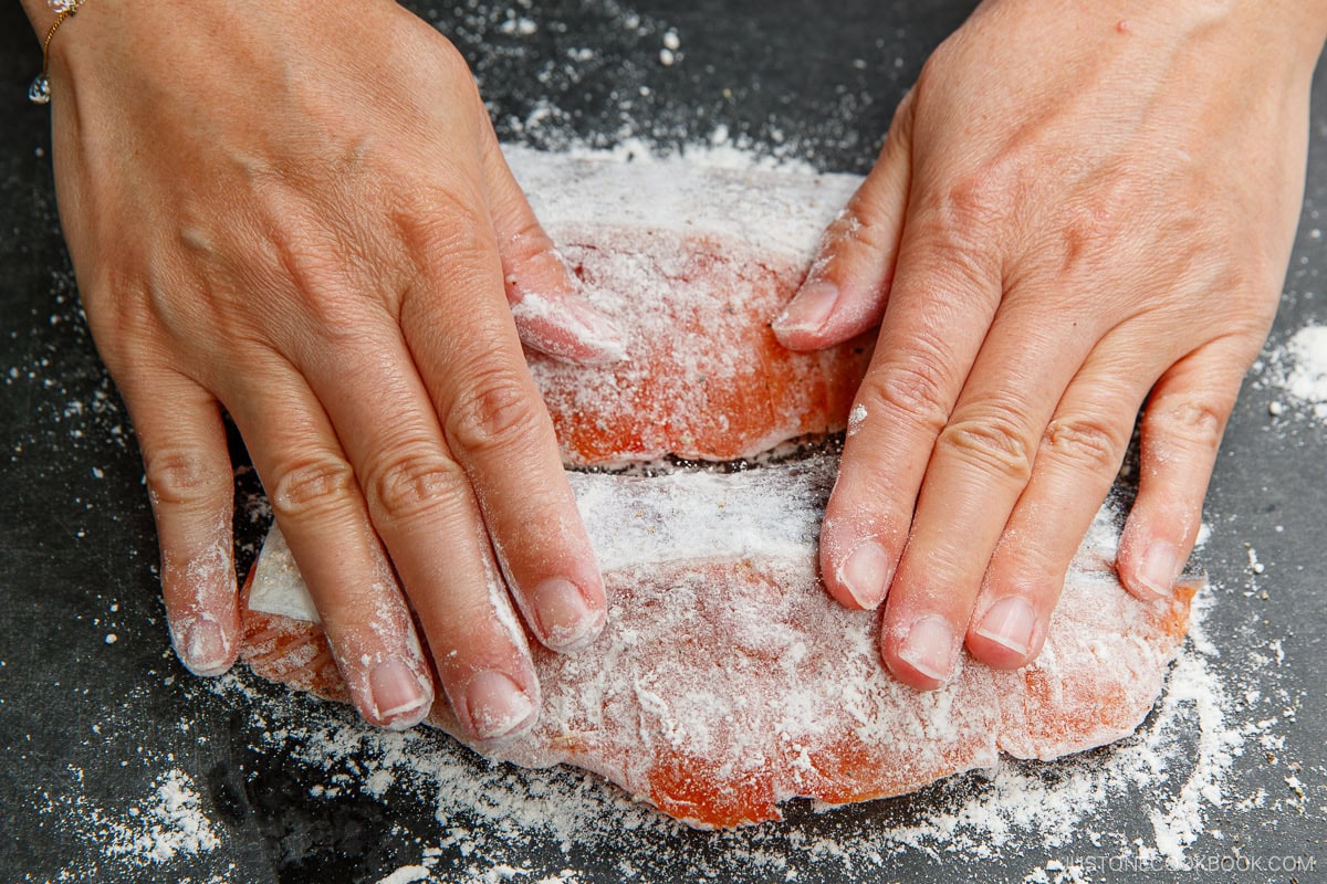 Coat the salmon with flour.