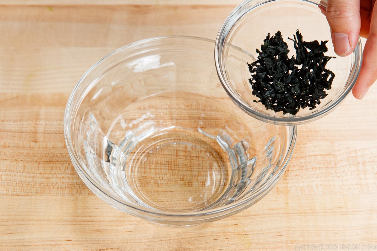 Adding dried wakame seaweed into the water.