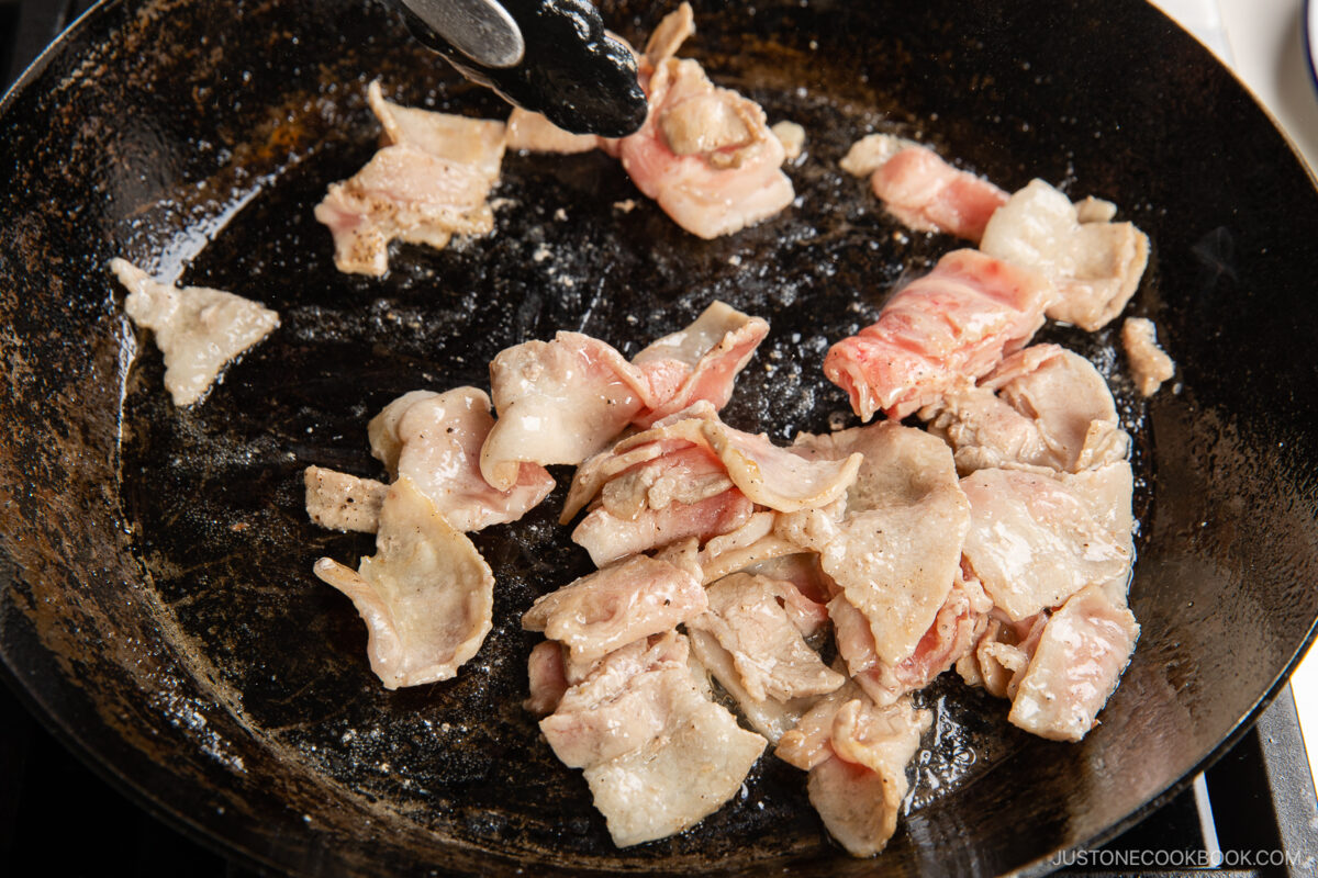 Stir fry the pork belly slices.