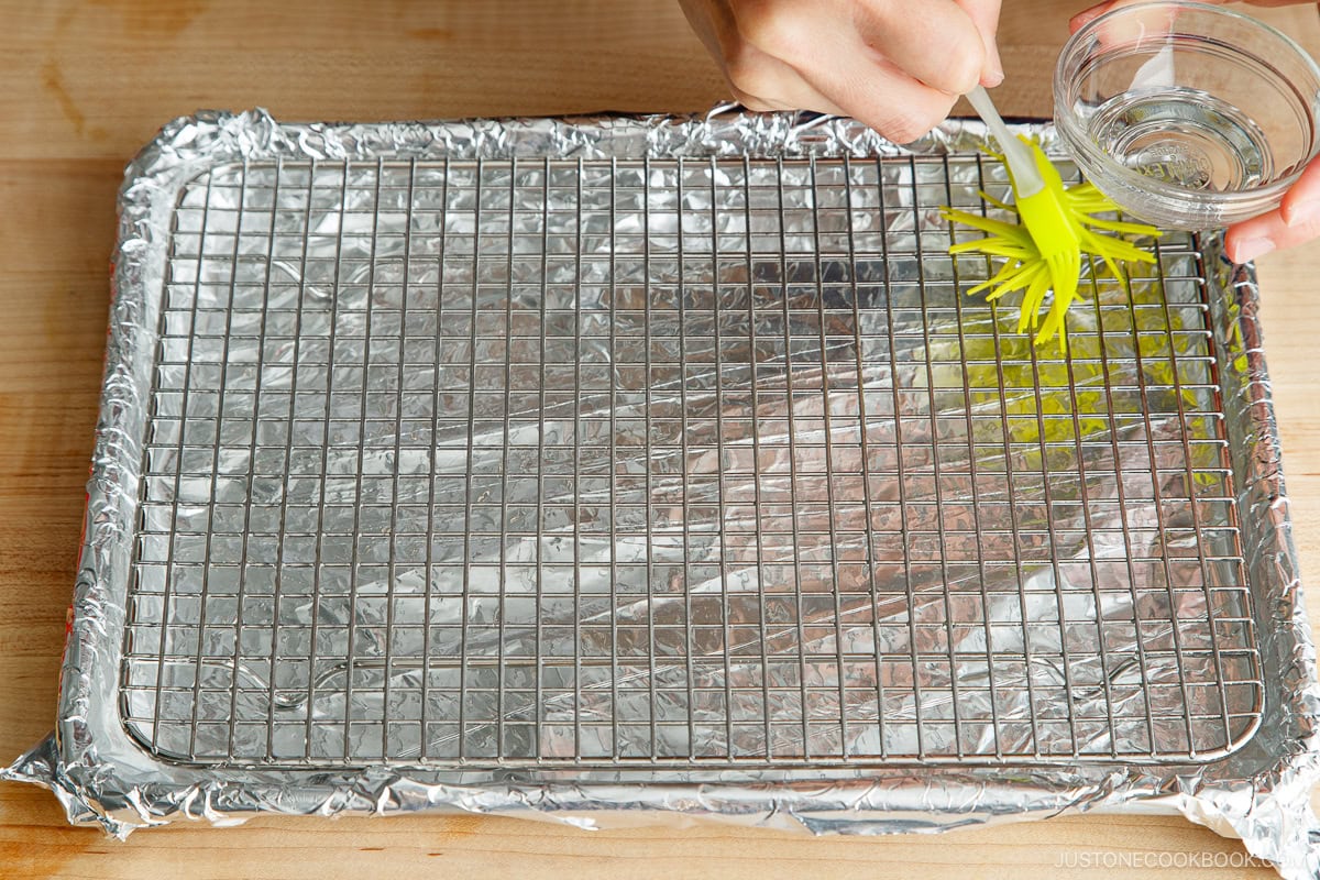 Grease the wire rack placed over baking sheet lined with aluminum foil.