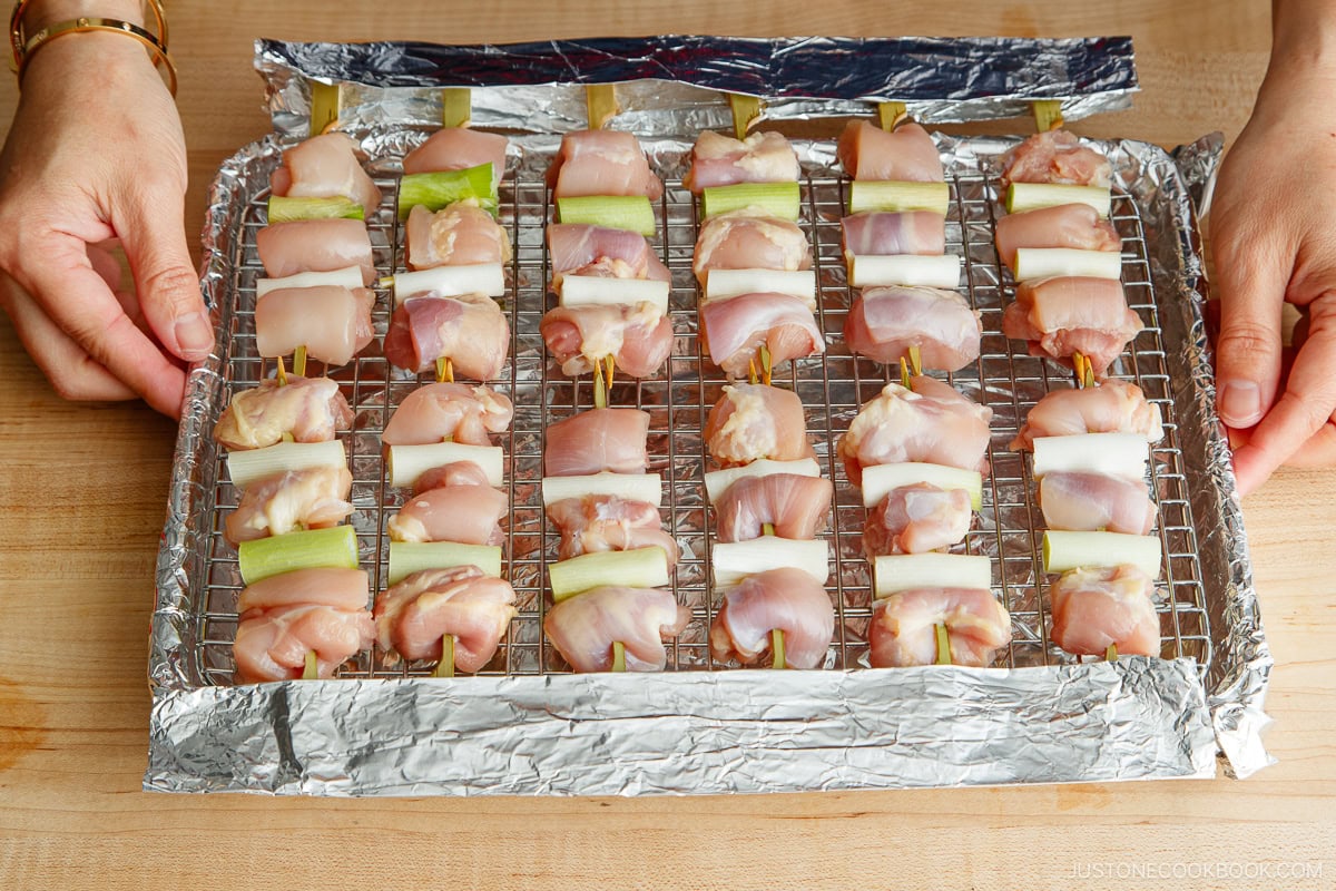 Place the skewers, the tip of the skewers covered by the foil.