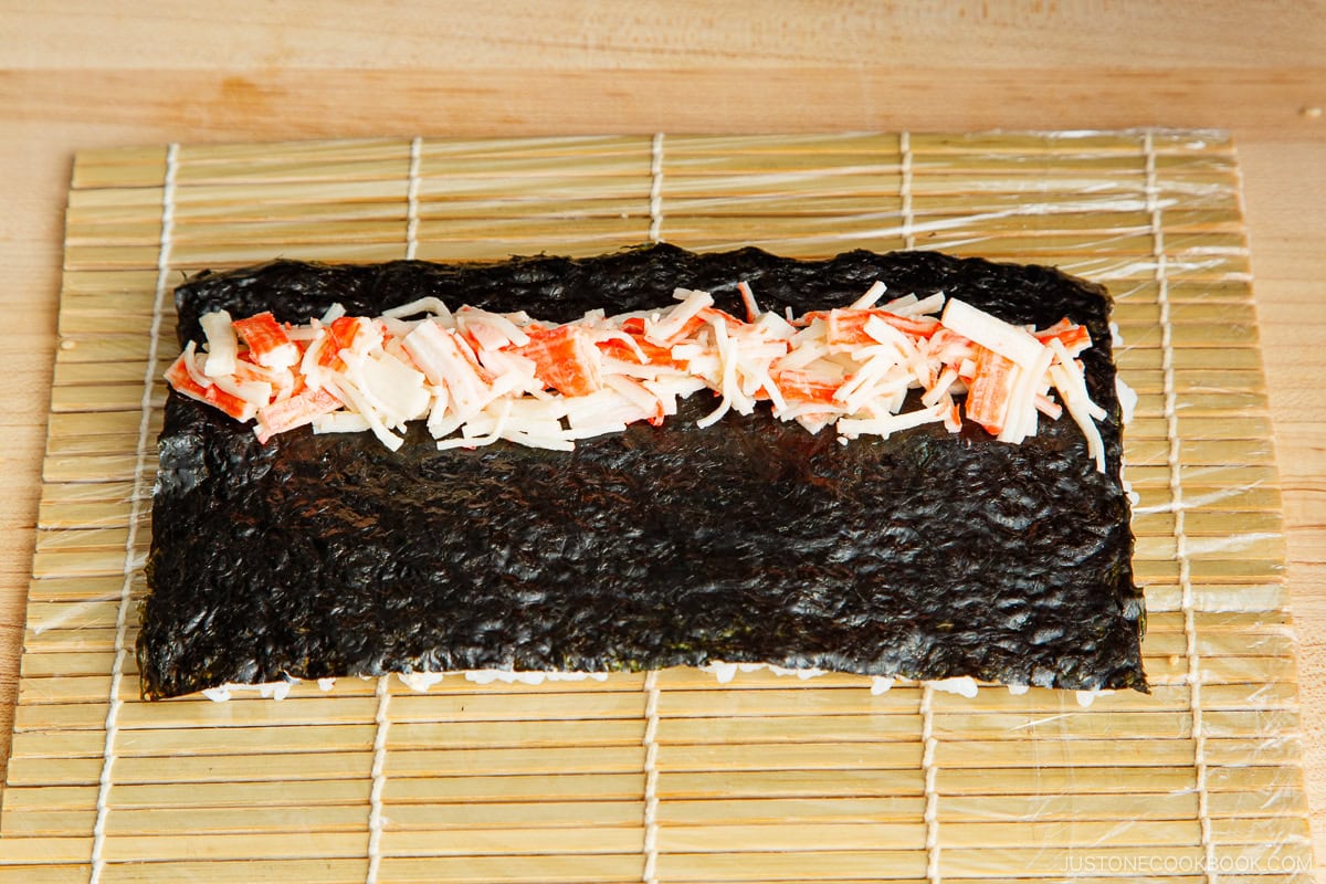 Put the crabmeat on the nori sheet.